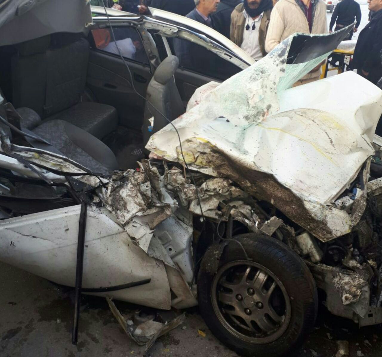 نجات مصدومان حادثۀ برخورد تیبا با اتوبوس در کرمان