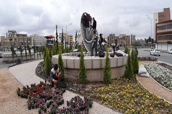 نصب المان‌های حجمیِ ویژه و گل‌آرایی میدان آزادی