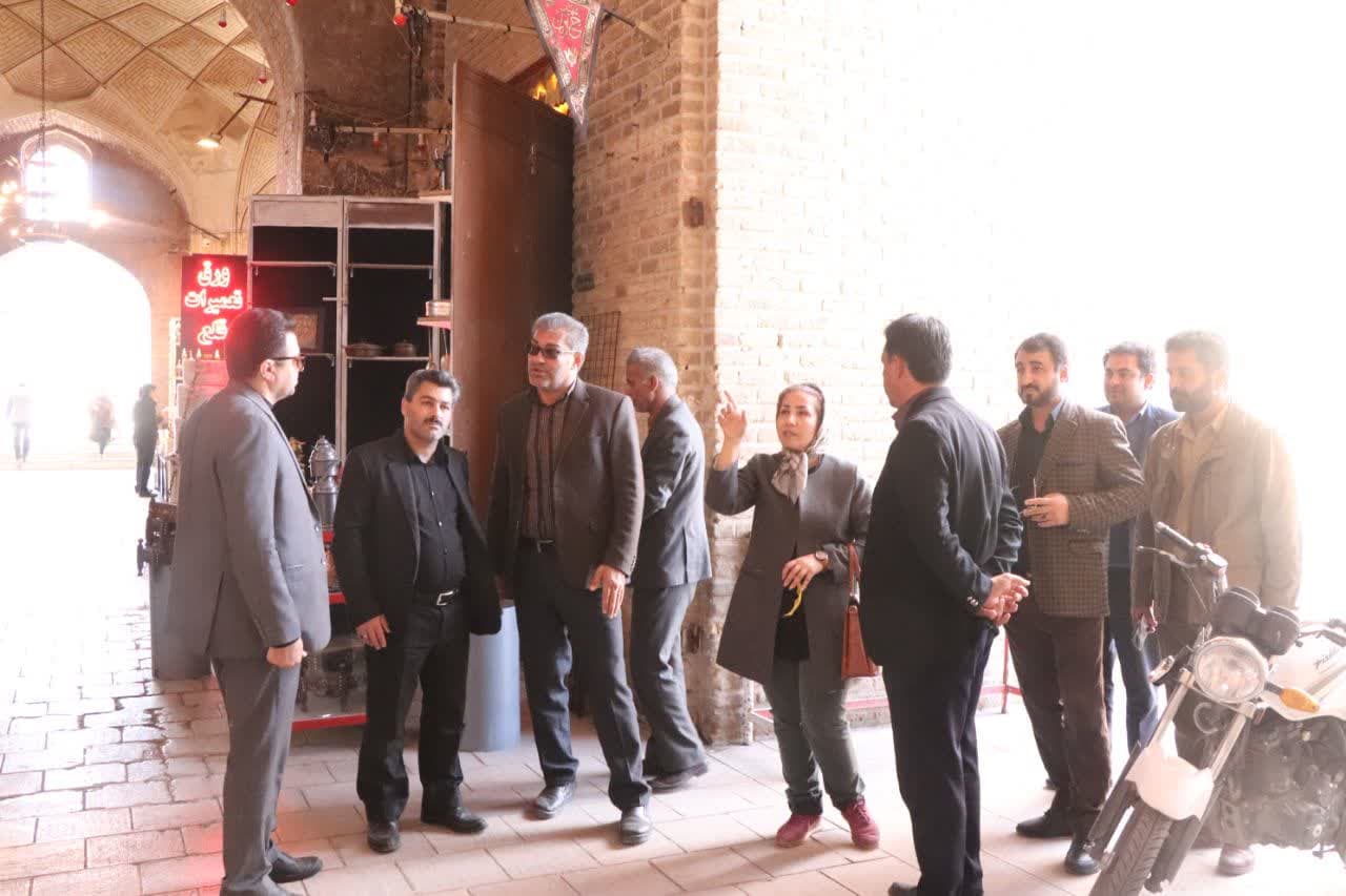 بازدید مدیران شهری به‌همراه جمعی از هنرمندان از فضاهای شهری