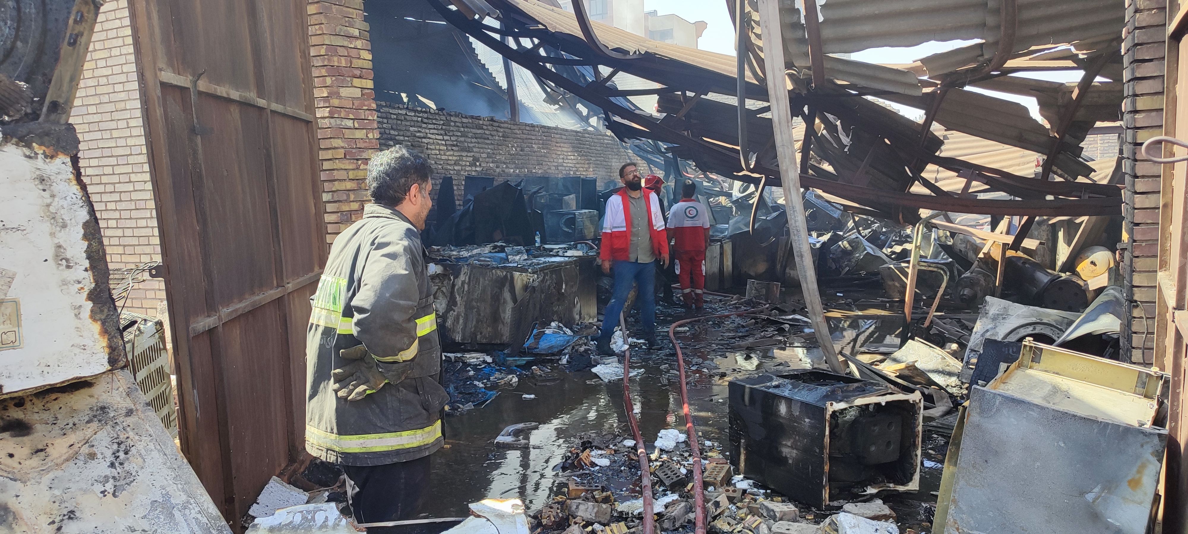 مهار آتش‌سوزی گسترده در دو انبار لوازم خانگی و لوازم ساختمانی با تلاش 40 آتش‌نشان