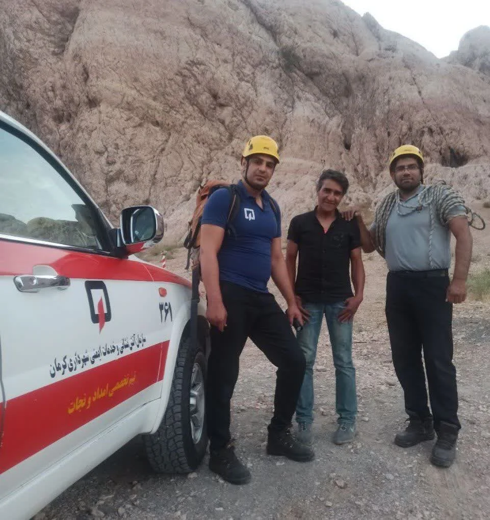  نجات یک شهروند گرفتار در کوه با تلاش آتش‌نشانان
