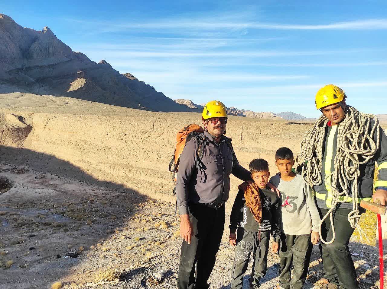 نجات دو کودک گرفتار در کوه 