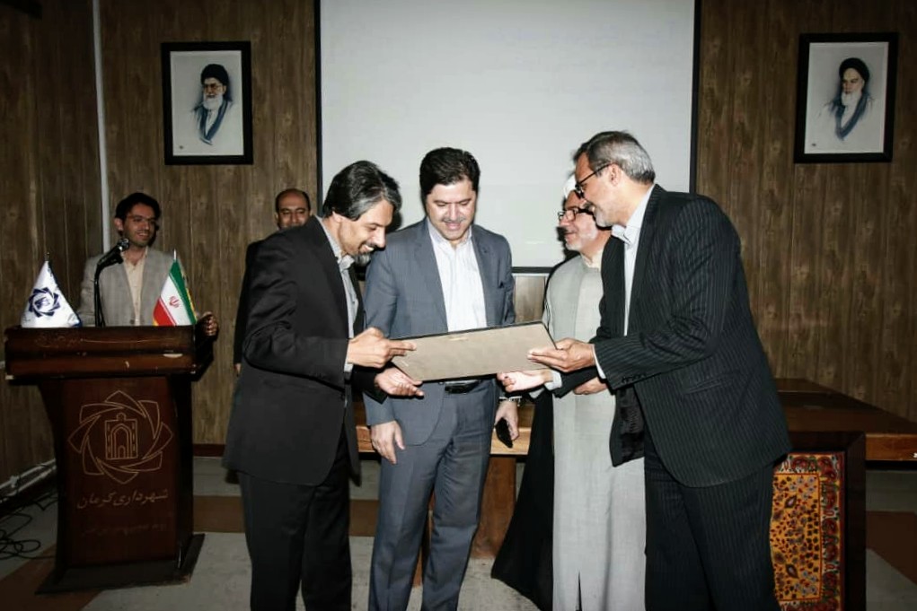 آیین تکریم از محمدعلی جوشایی و معارفۀ محمد جهانشاهی بهعنوان سرپرست معاونت فرهنگی اجتماعی شهرداری آیین تکریم از محمدعلی جوشایی و معارفۀ محمد جهانشاهی بهعنوان سرپرست معاونت فرهنگی اجتماعی شهرداری