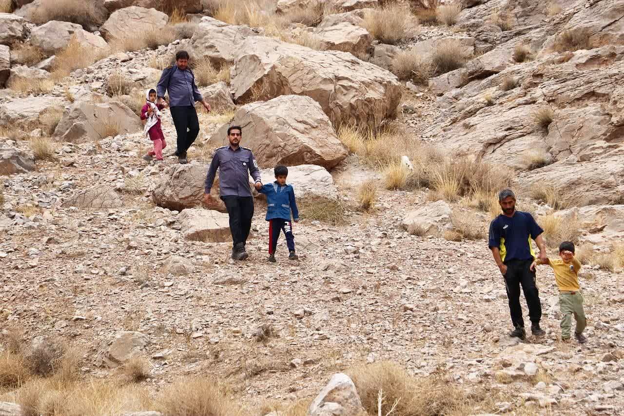 نجات سه کودک گرفتار در کوه‌های «صاحب‌الزمان(عج)» کرمان