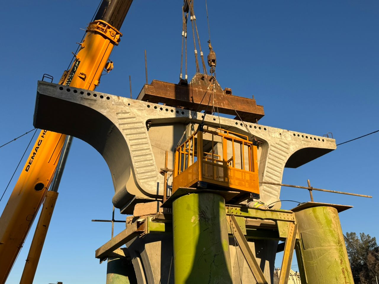 نصب نخستین سگمنت تقاطع غیرهمسطح شهدای اقتدار (سه‌راه سیلو) 