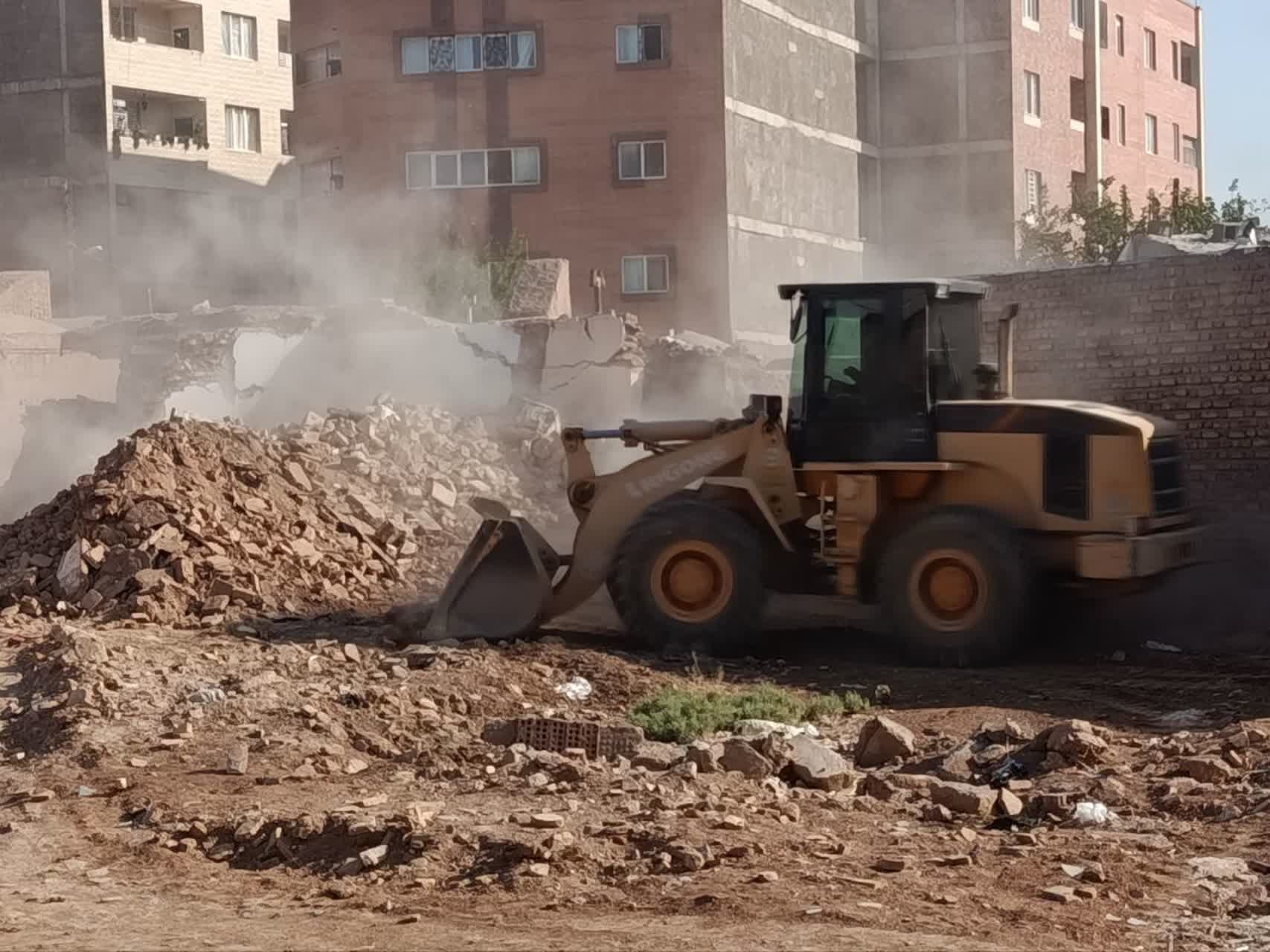 تخریب دو بنای متروکه و ناایمن با هدف افزایش امنیت اجتماعی و حفاظت از بافت تاریخی