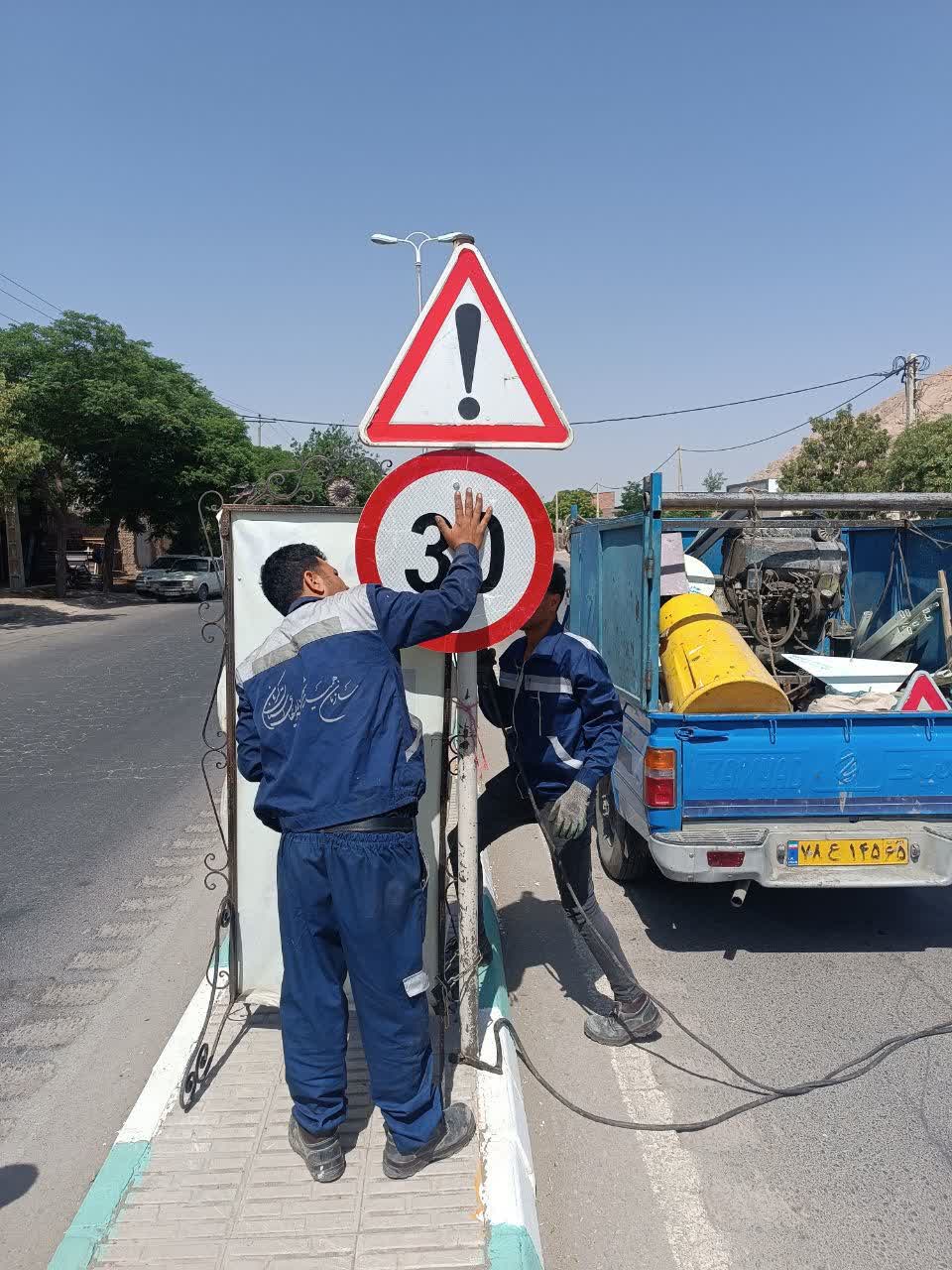 نصب بیش از ۷۰۰ علامت و تابلوهای ترافیکی در دو ماه گذشته