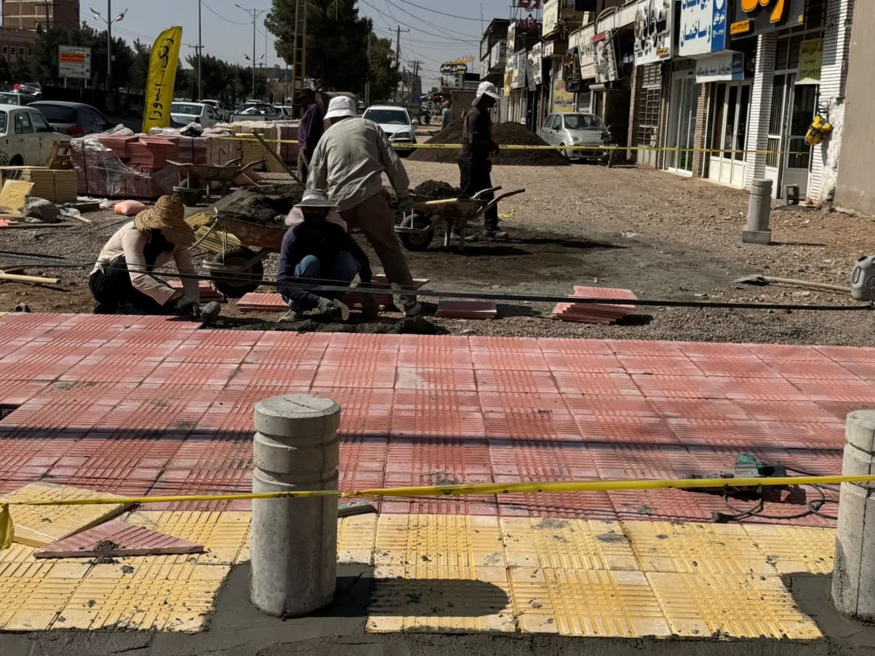 تداوم عملیات پیاده‌روسازی و جدول‌گذاری بخشی از بلوار شهید صدوقی