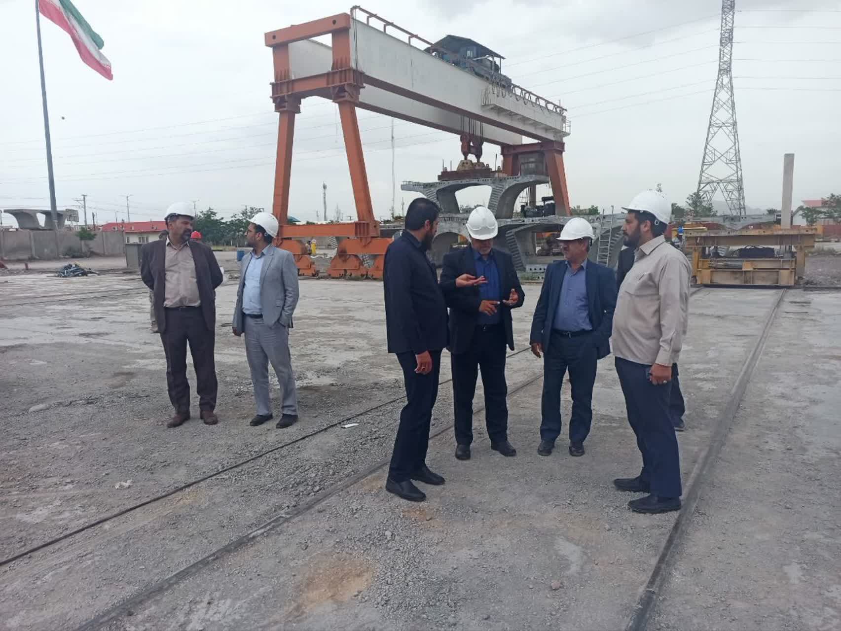 بازدید اعضای شورای اسلامی شهر کرمان به همراه معاون حمل‌ونقل و امور زیربنایی شهردارکرمان از کارخانه تولید سگمنت