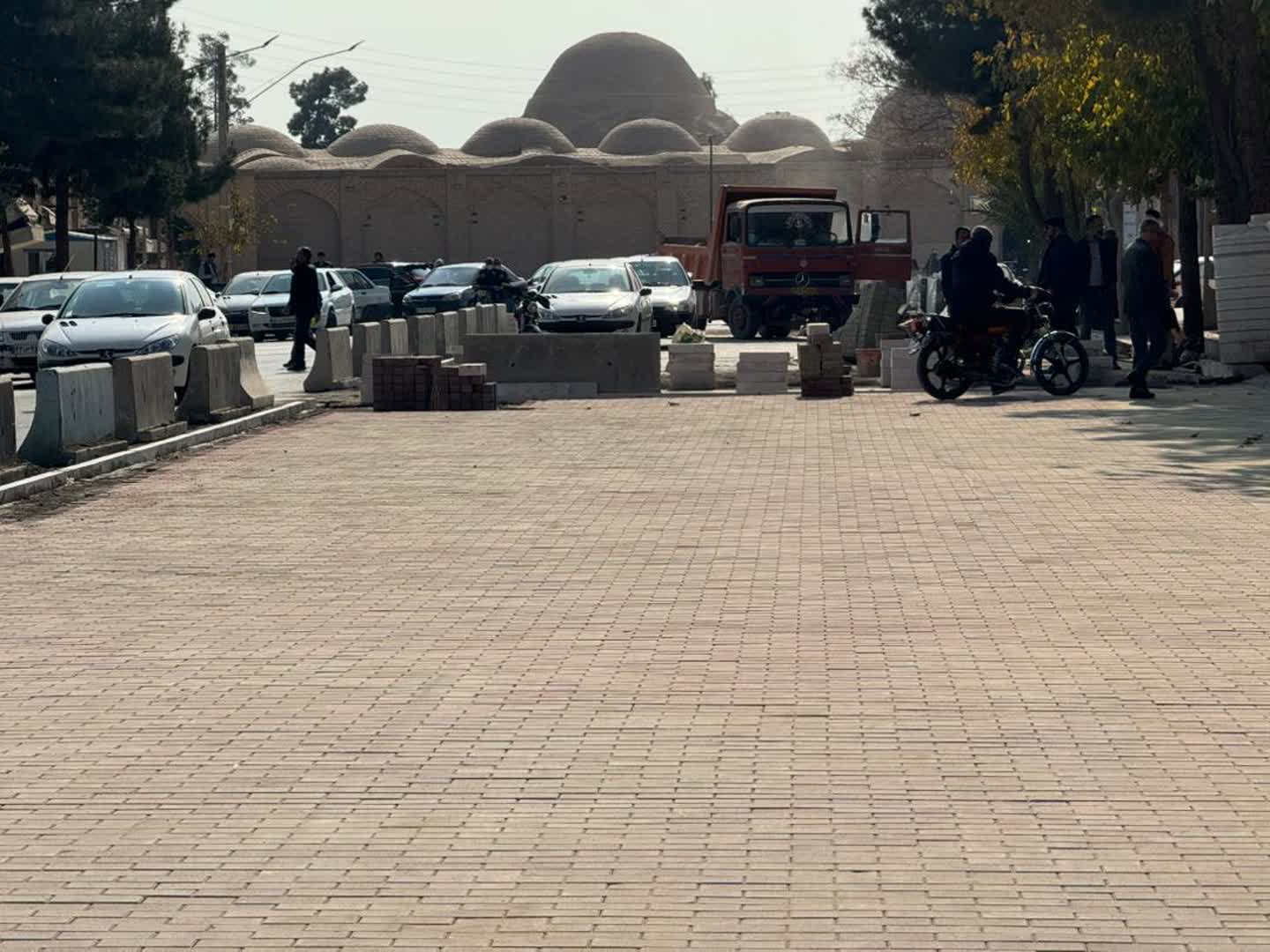 پیشروی عملیات کفسازی در محورهای گردشگری بافت تاریخی اطراف میدان «ارگ» 