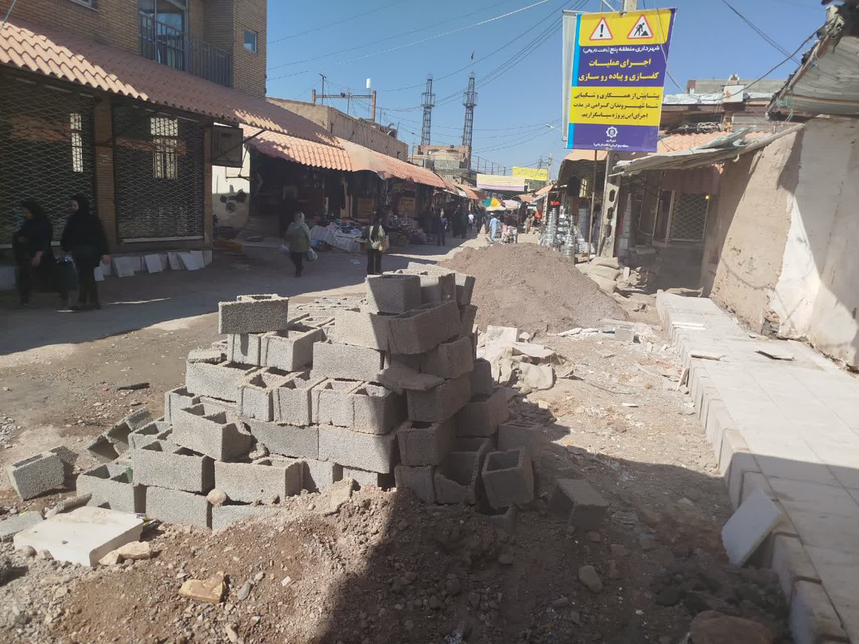 اجرای سنگفرش‌ و آغاز زیباسازی و نورپردازی کوچه «صفه عزاخونه» در بافت تاریخی