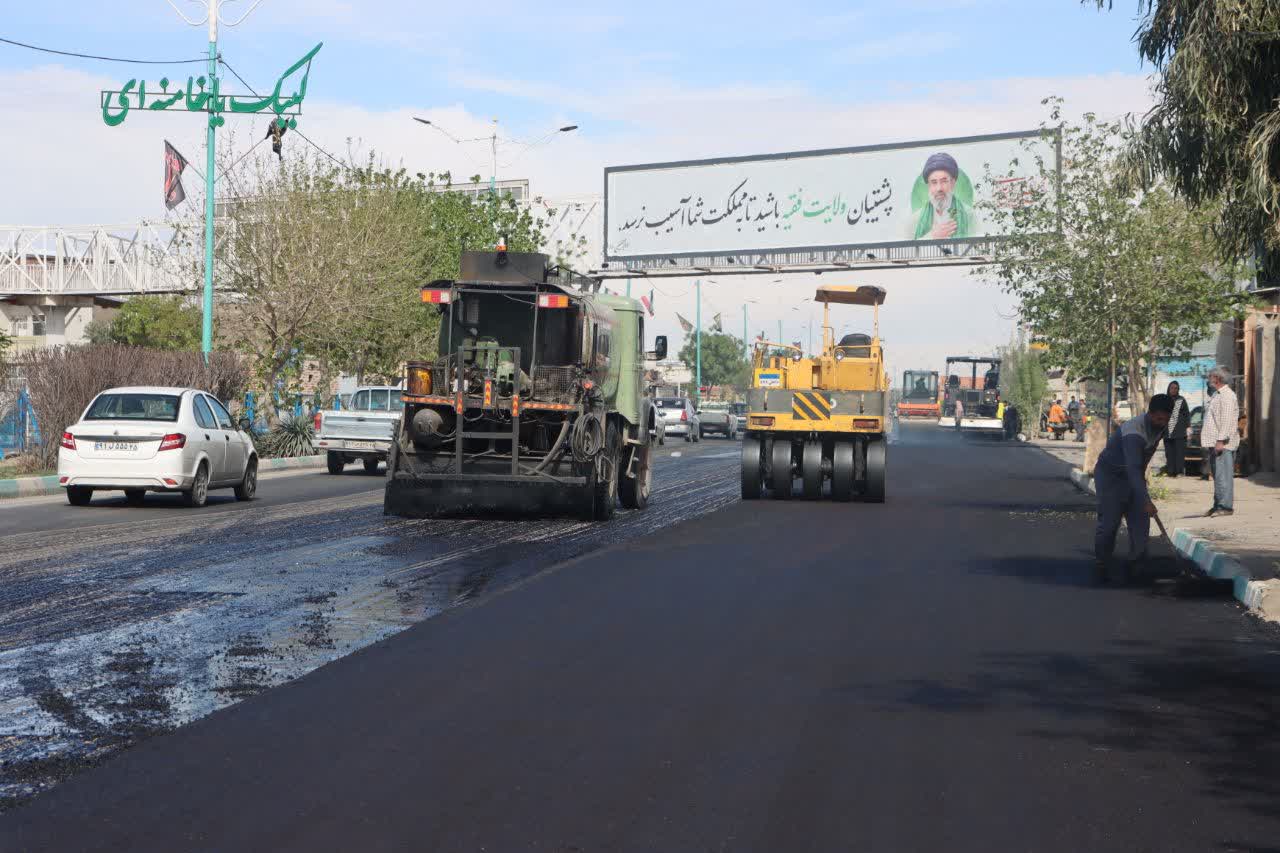 اجرای روکش آسفالت در مسیر بلوار «آیت‌الله خامنه‌ای»