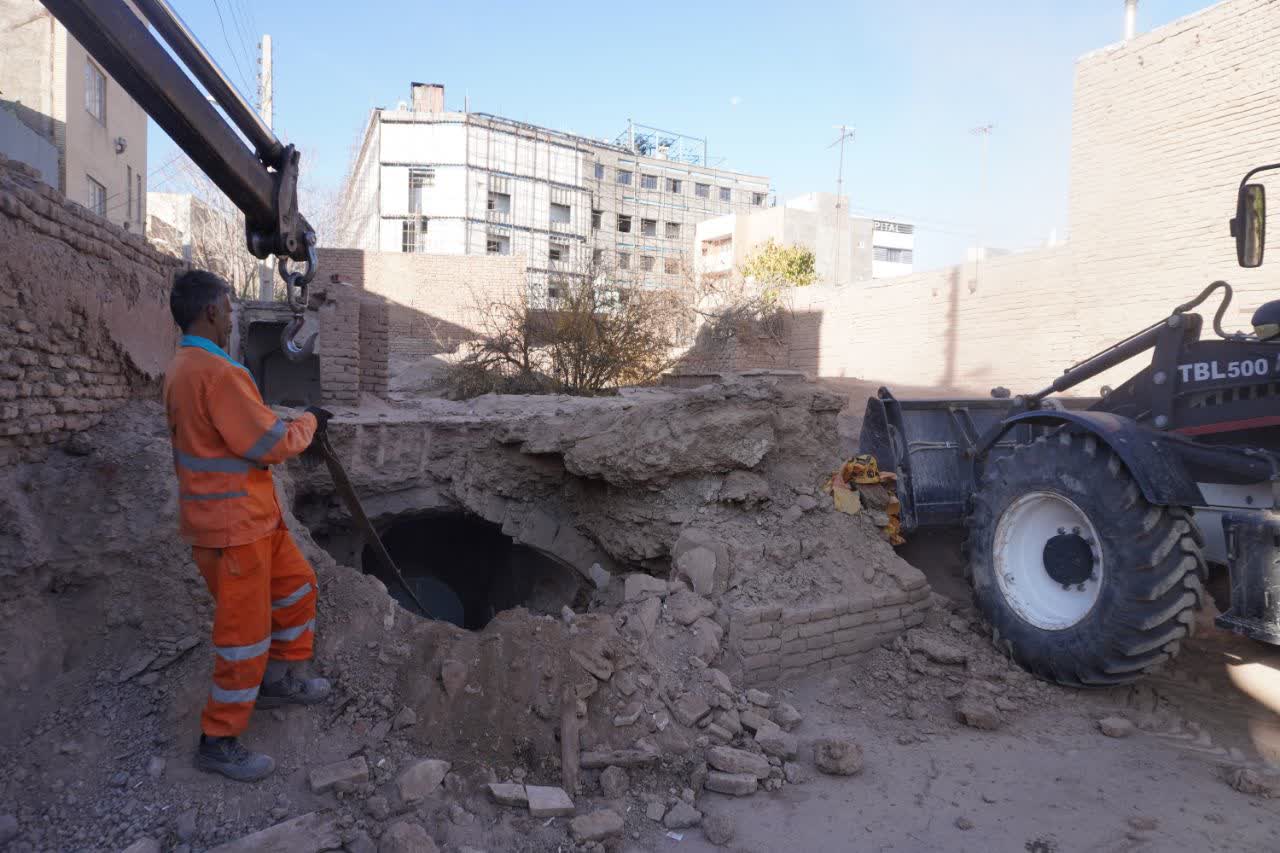 تخریب یک بنای متروکه و خطرساز با هدف افزایش امنیت اجتماعی و صیانت از بافت تاریخی