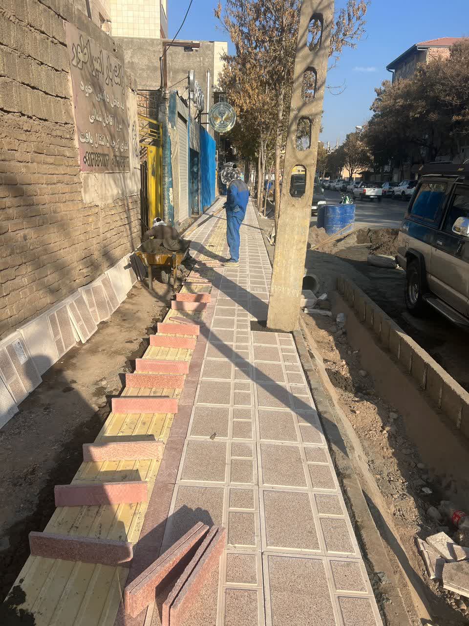 آغاز اجرای پروژه عمرانی پیاده‌روسازی و جدول‌گذاری در خیابان بهزاد
