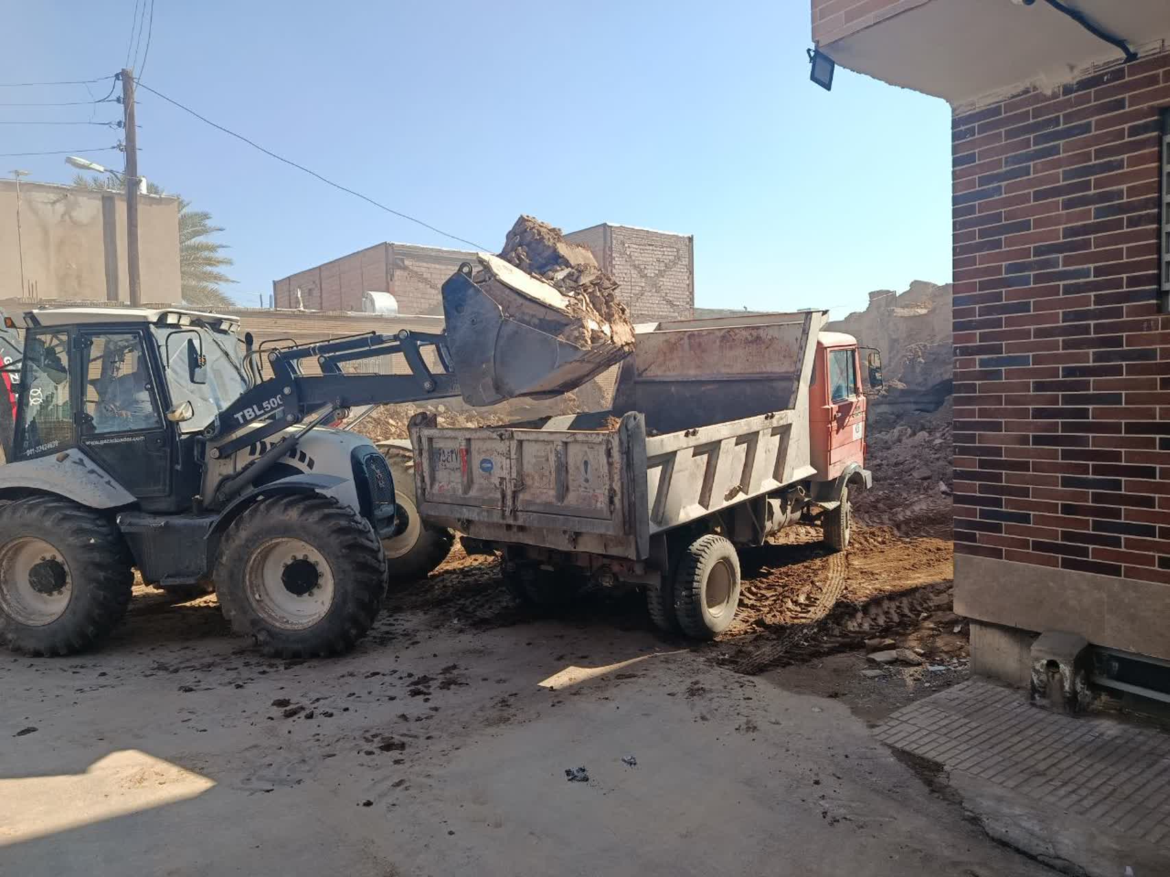 تخریب یک بنای متروکه و ناایمن با هدف افزایش امنیت و حفاظت از بافت تاریخی