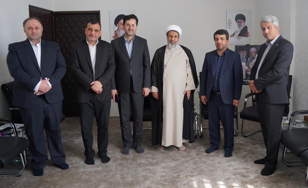 دیدار معاون برنامه‌ریزی شهردار کرمان به همراه دبیرکل مجمع شهرداران کلان‌شهرهای ایران و معاون برنامه‌ریزی شهردار تهران با حجت‌الاسلام علیدادی سلیمانی امام جمعه کرمان