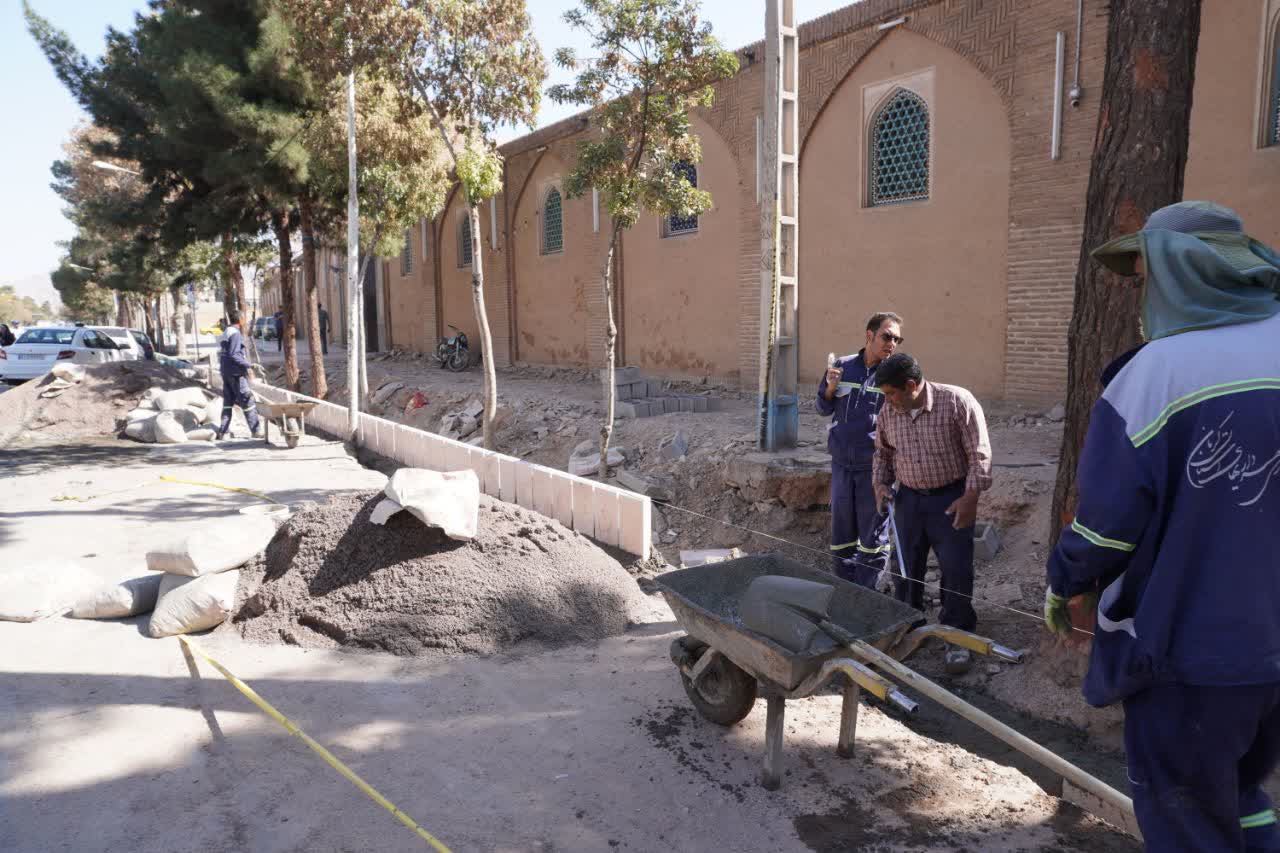 بهسازی مسیر پیاده‌روی مسجد امام‌خمینی(ره) با اجرای طرح‌های سنتی و زیباسازی محیطی