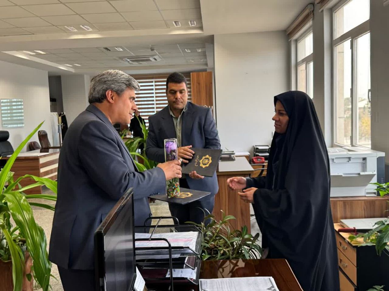 تجلیل معاون حمل‌ونقل و امور زیربنایی شهردار کرمان از بانوان