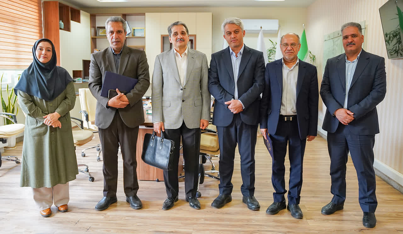 اهدای احکام اعضای کارگروه پژوهشی، اقتصاد و سرمایه گذاری توسط معاون برنامه‌ریزی و توسعه سرمایه انسانی