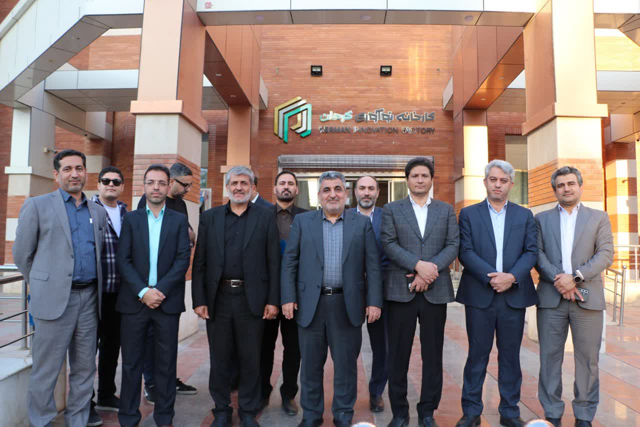 بازدید معاون امور صنعتی و تحقیقاتی وزارت دفاع و جمعی از مدیران این وزارتخانه از کارخانه نوآوری کرمان