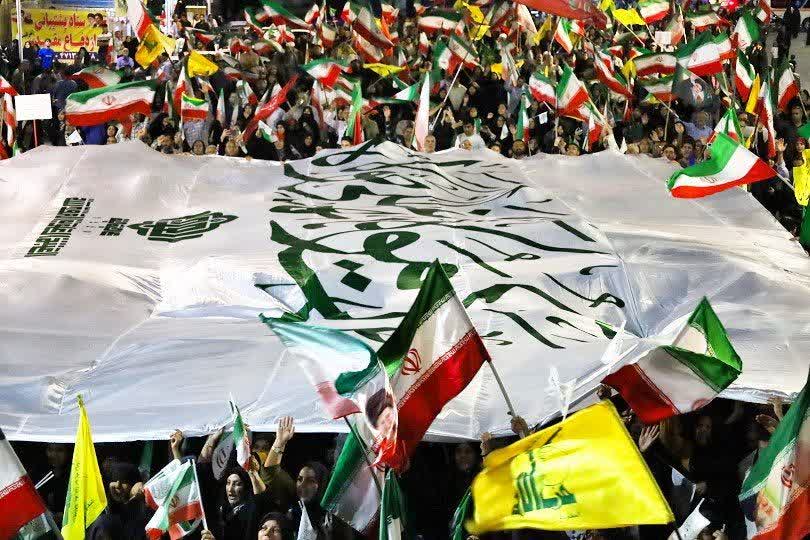 پرچم متبرک حرم امیرالمومنین(ع)
به اهتزاز درآمد 