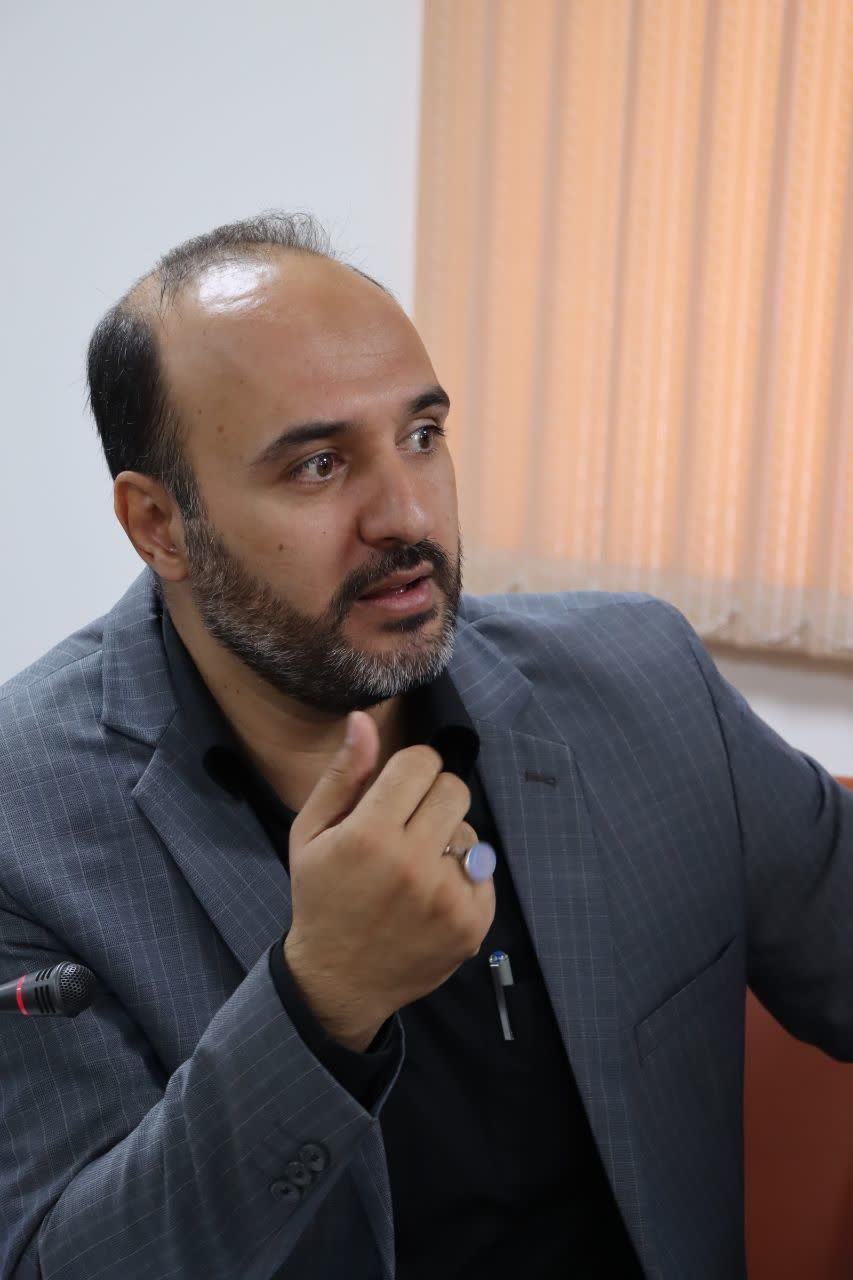 بازسازی تابلوهای راهنمای مسیر و ایجاد علایم ترافیکی در آستانه سال جدید 
