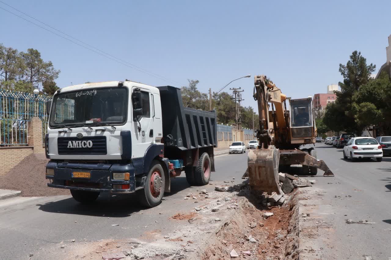 آغاز پیاده‌روسازی خیابان پروفسور «کریمی‌‌نژاد» و اجرای رفیوژ میانی