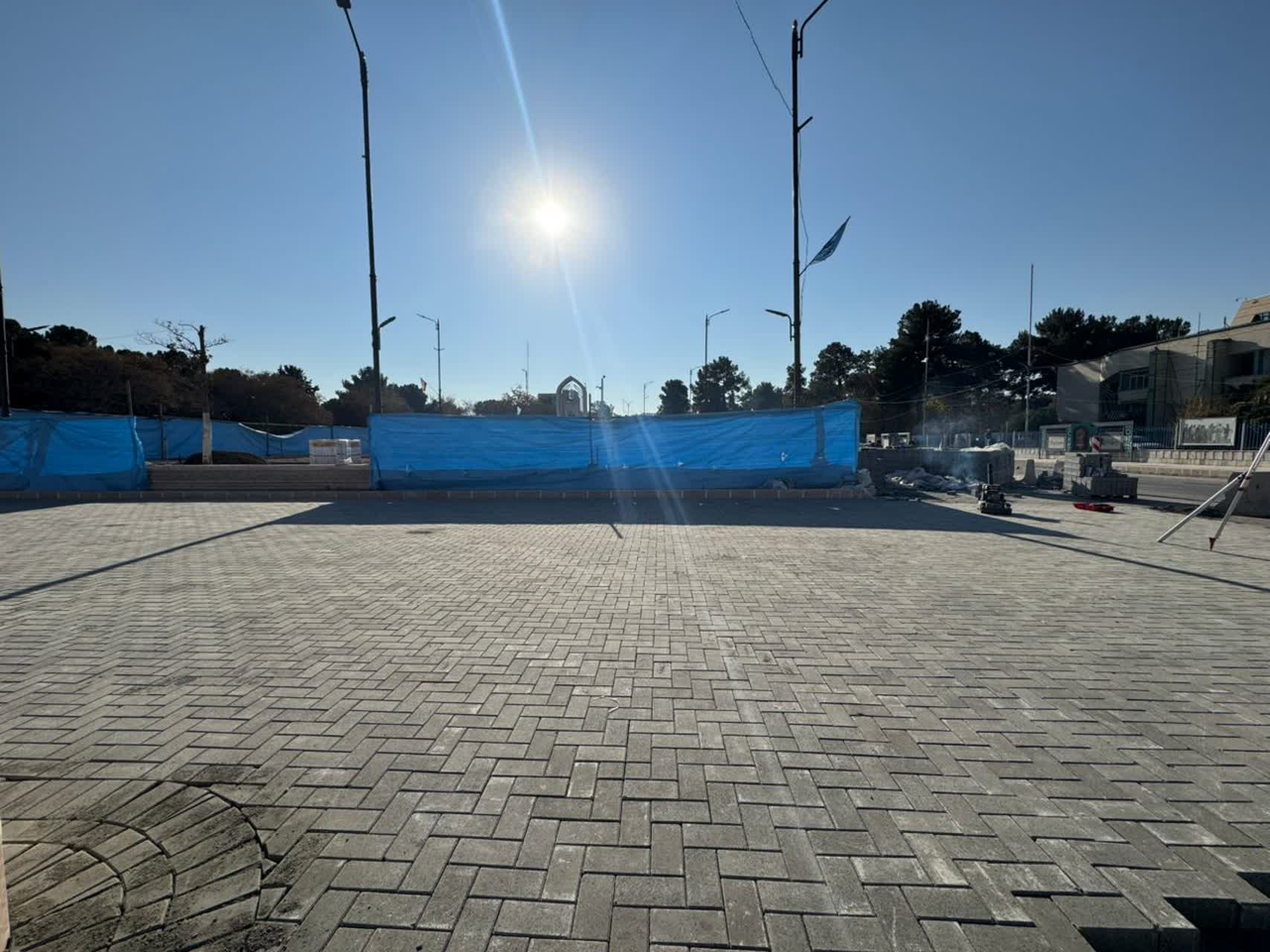 آغاز فاز دوم پروژه بهسازی میدان «شورا» با اجرای سنگ‌فرش و جداول سنگی