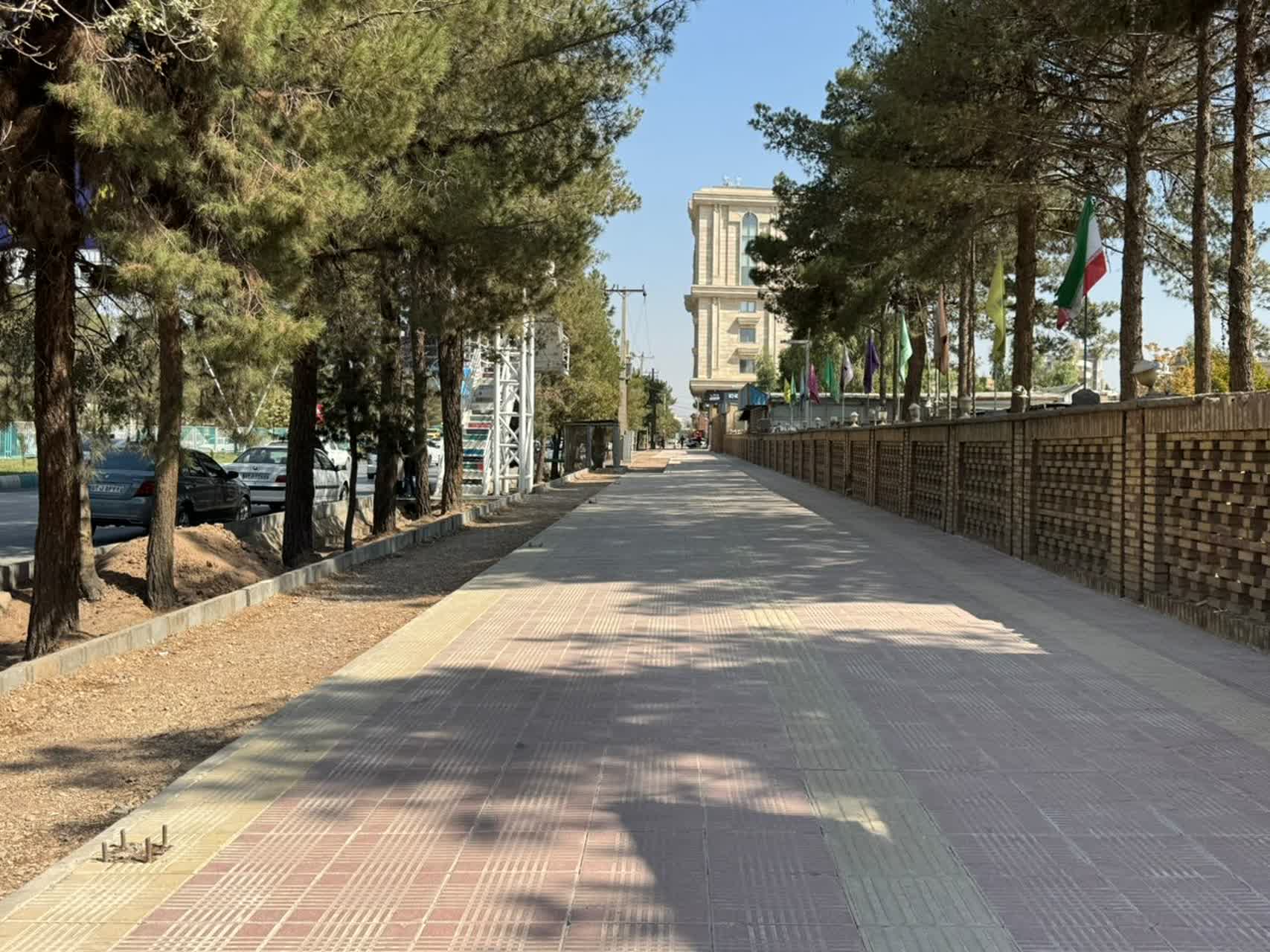 ادامه پروژه پیاده‌روسازی بلوار جمهوری اسلامی کرمان در راستای ارتقای کیفیت فضاهای شهری