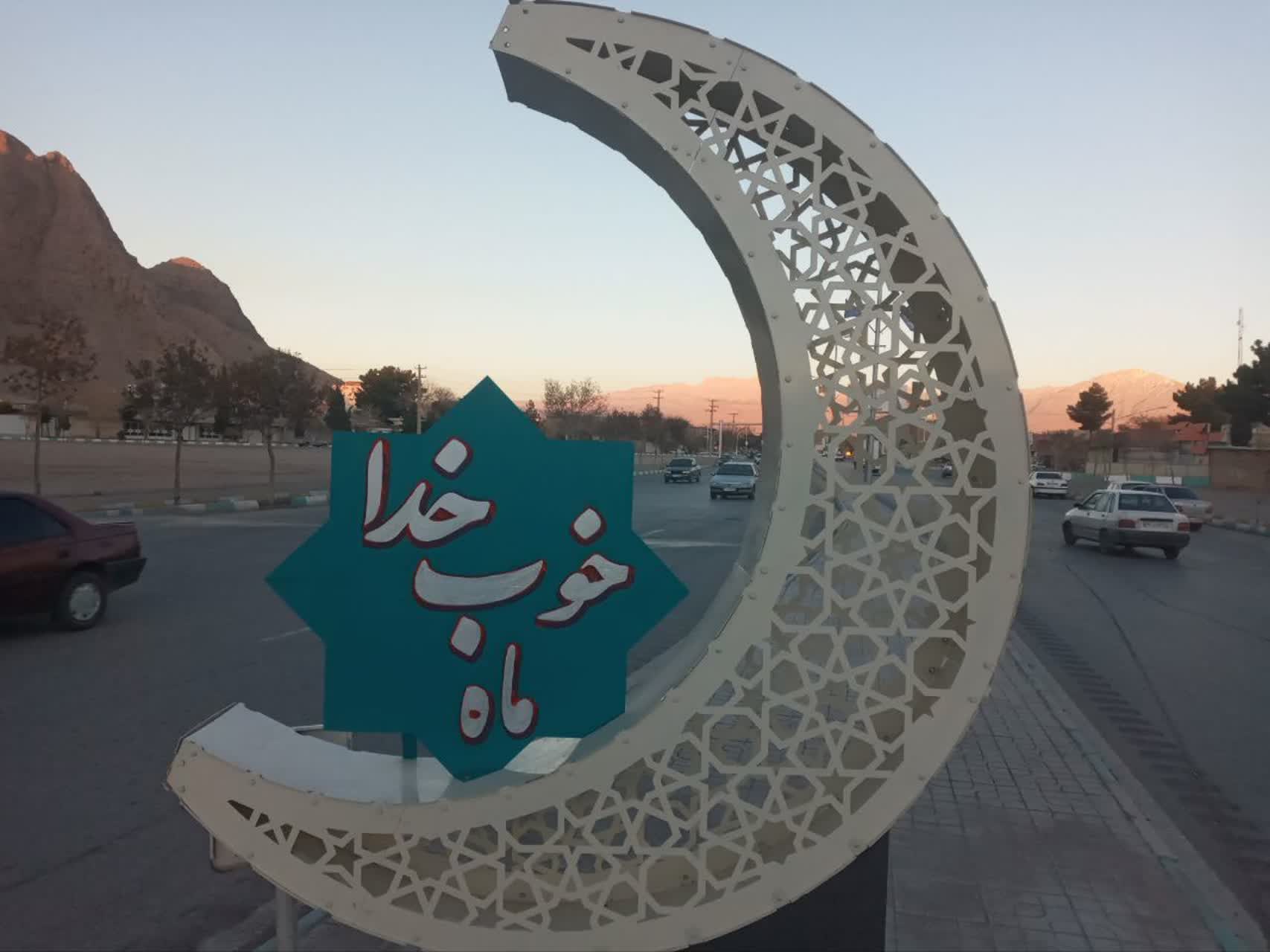 نصب هفت اِلمان نوری «ماه» و ۴۰ هزار متر ریسه به مناسبت ماه مبارک رمضان 
