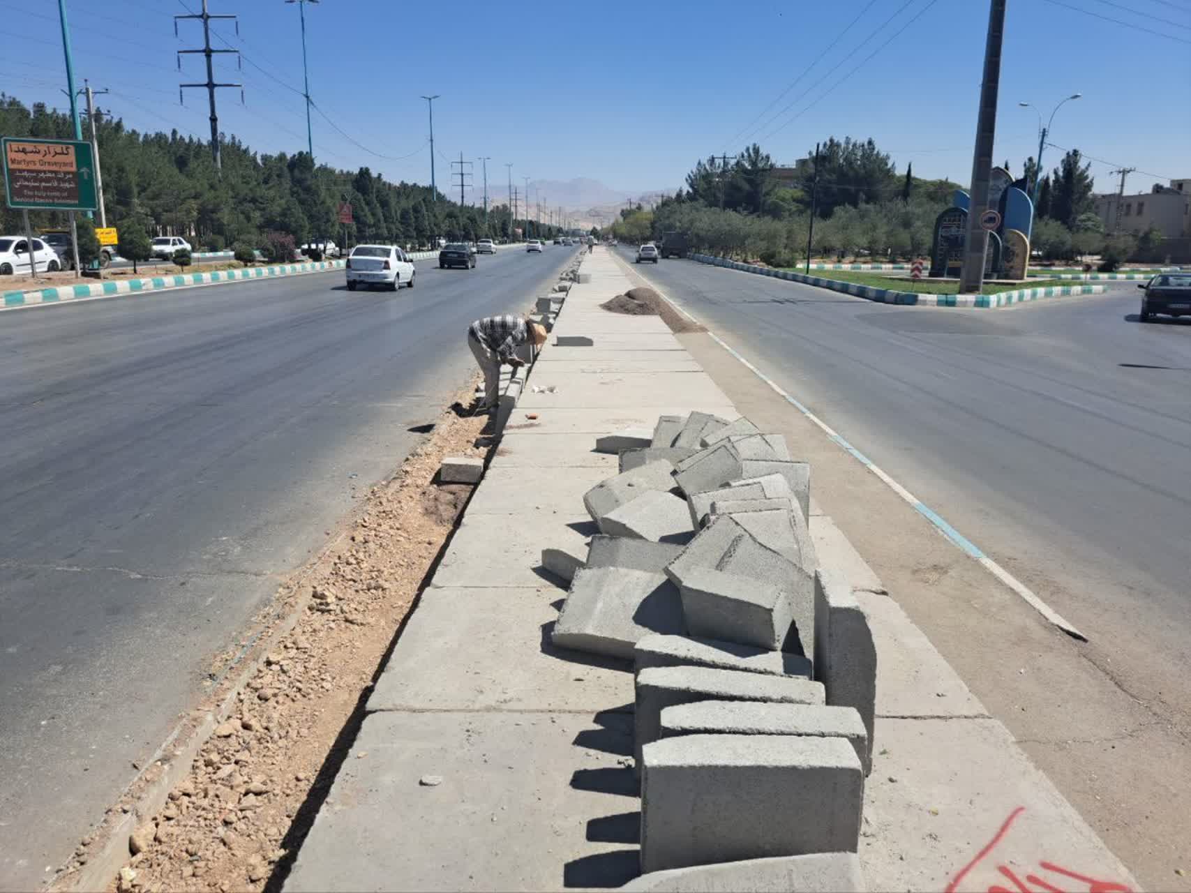 آغاز طرح ایمن‌سازی کانال دفع آب‌های سطحی و تعویض جدول‌های کندرو بزرگراه امام‌رضا(ع)